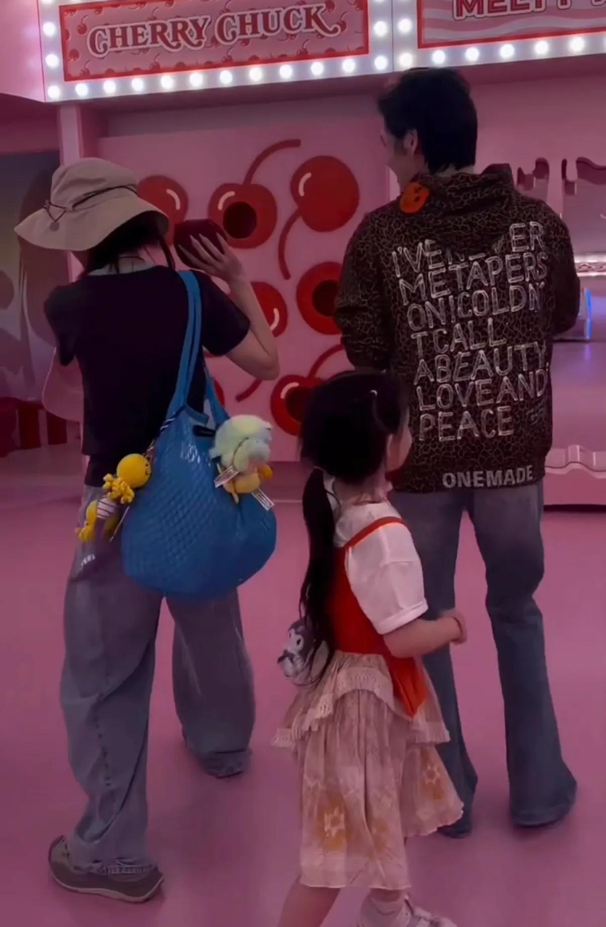 向佐情人节晒出游全家福，一家四口好温馨，3岁儿子留长发很可爱_向佐情人节晒出游全家福，一家四口好温馨，3岁儿子留长发很可爱_