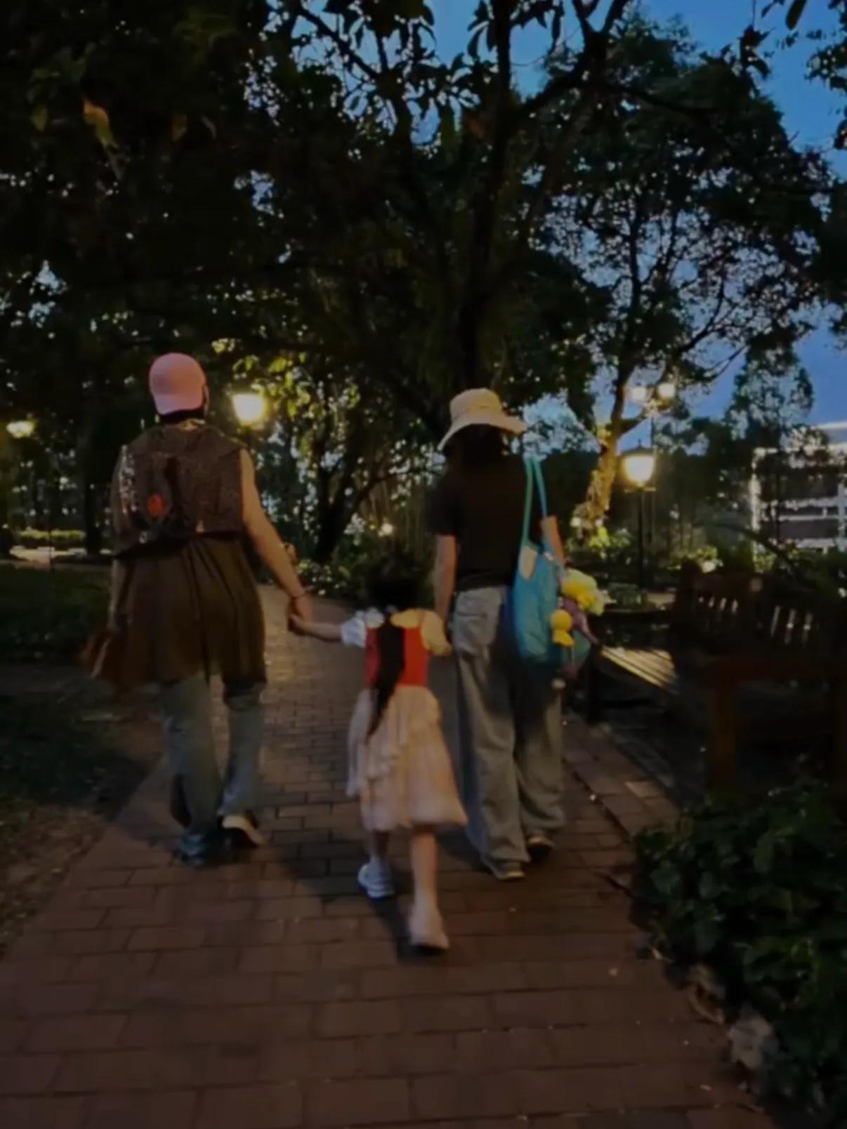 向佐情人节晒出游全家福，一家四口好温馨，3岁儿子留长发很可爱_向佐情人节晒出游全家福，一家四口好温馨，3岁儿子留长发很可爱_