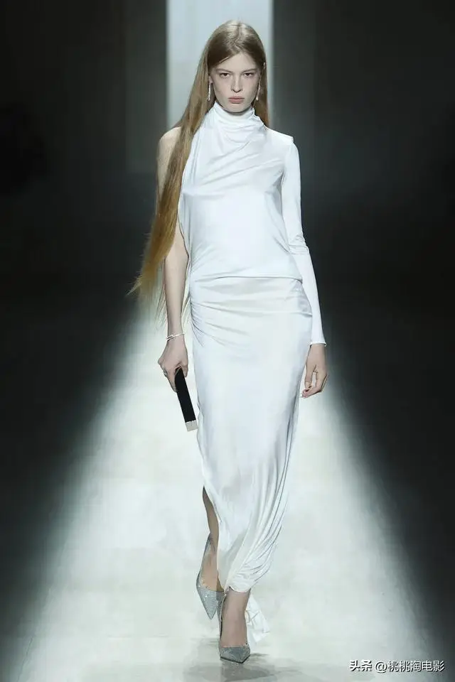 _决裂后彻底放飞？马斯克21岁女儿亮相巴黎，大胆着装反击亲爹_决裂后彻底放飞？马斯克21岁女儿亮相巴黎，大胆着装反击亲爹