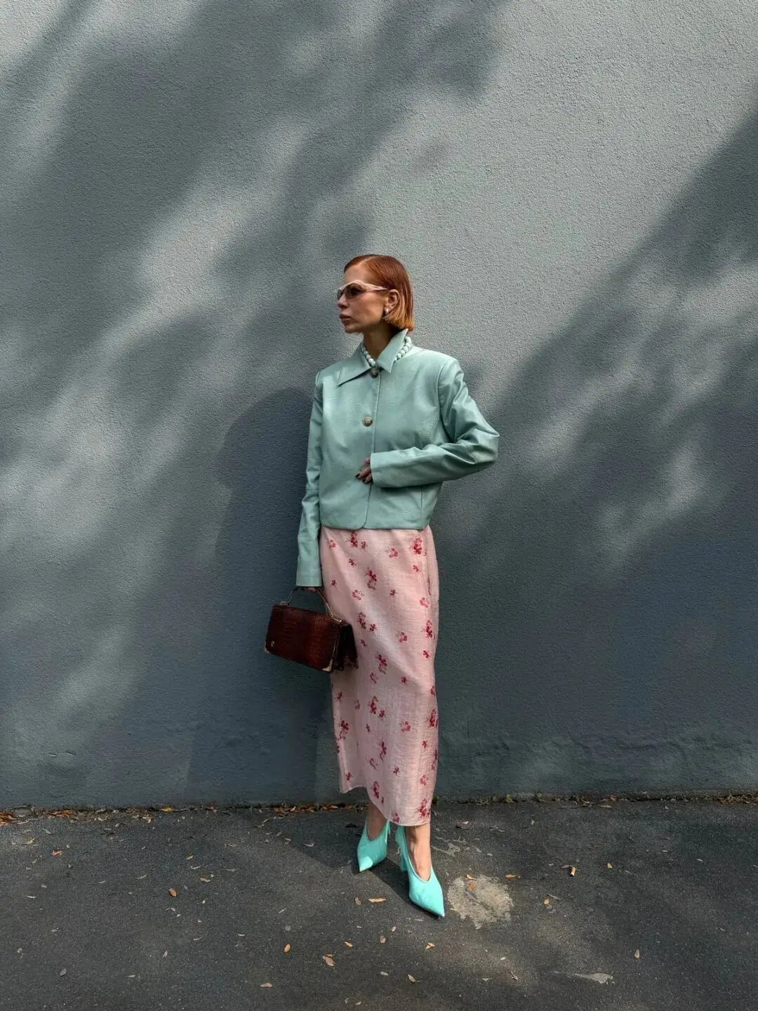 休闲鞋搭裙子_鞋子搭配裙子_