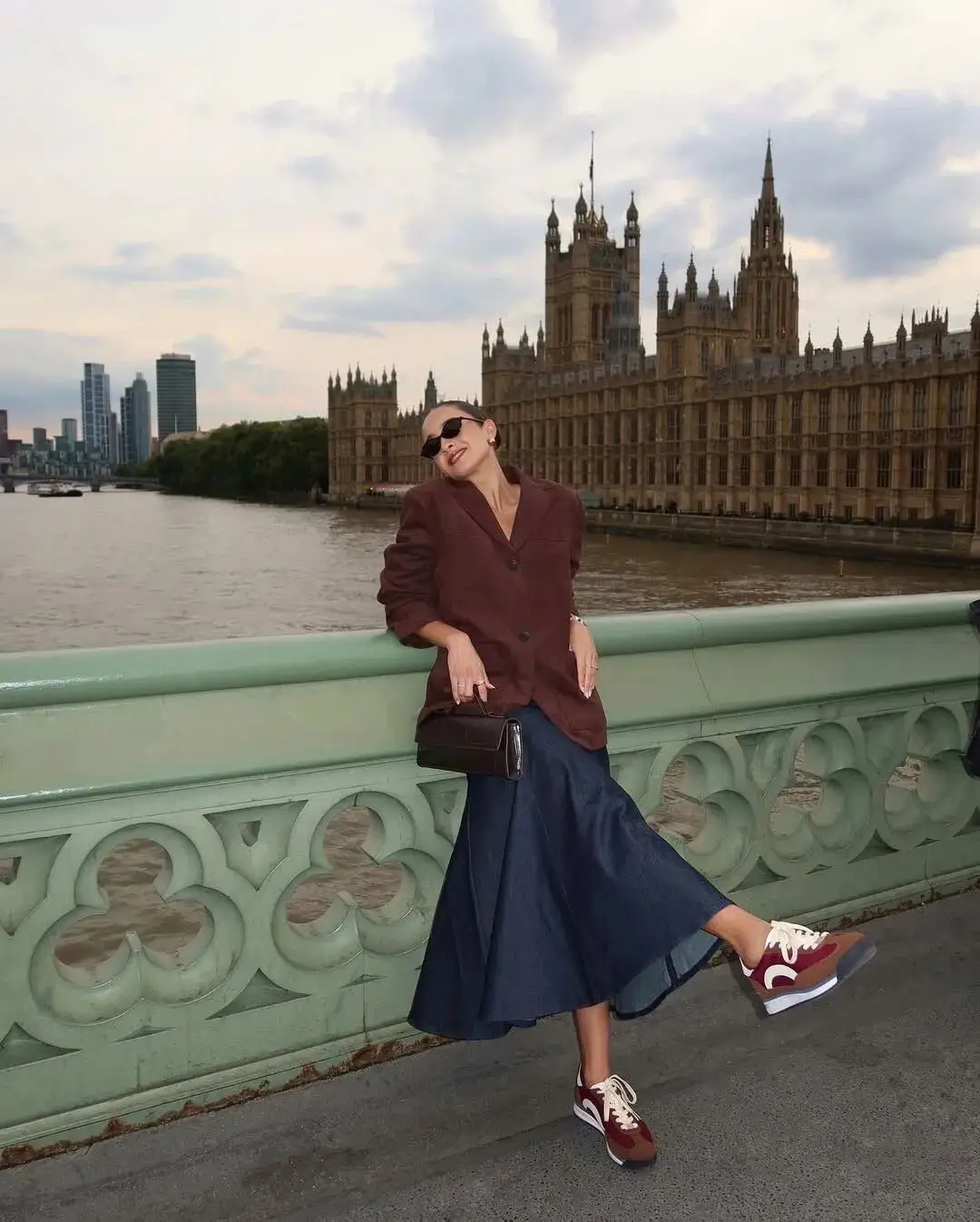 休闲鞋搭裙子_鞋子搭配裙子_