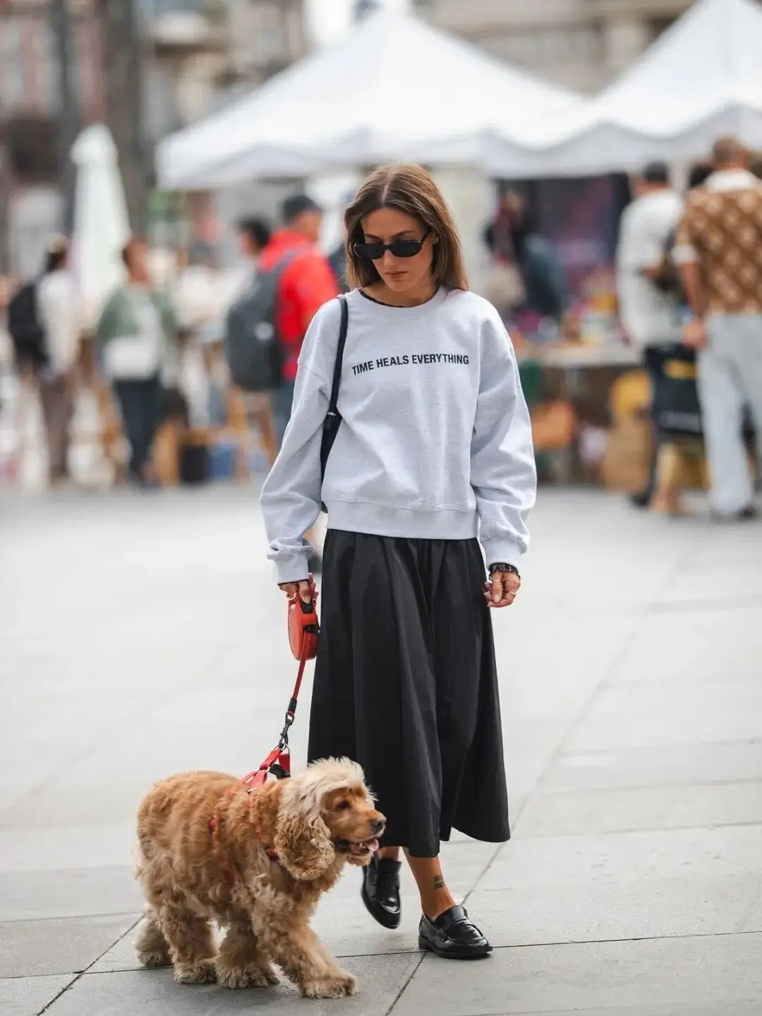 _休闲鞋搭裙子_鞋子搭配裙子