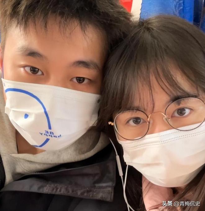 跪爬哭诉女友被杀__女子跪求男友原谅