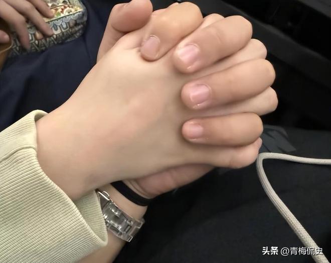 _跪爬哭诉女友被杀_女子跪求男友原谅