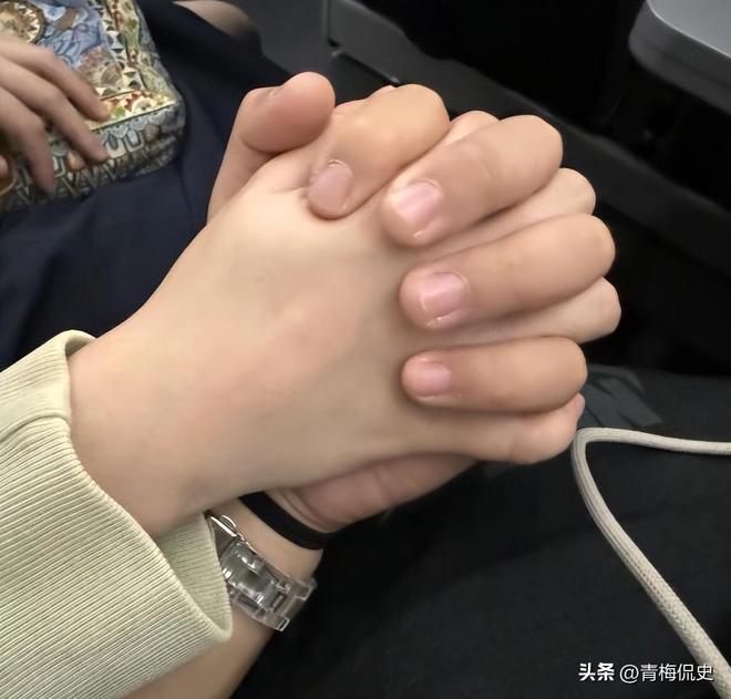 跪爬哭诉女友被杀__女子跪求男友原谅