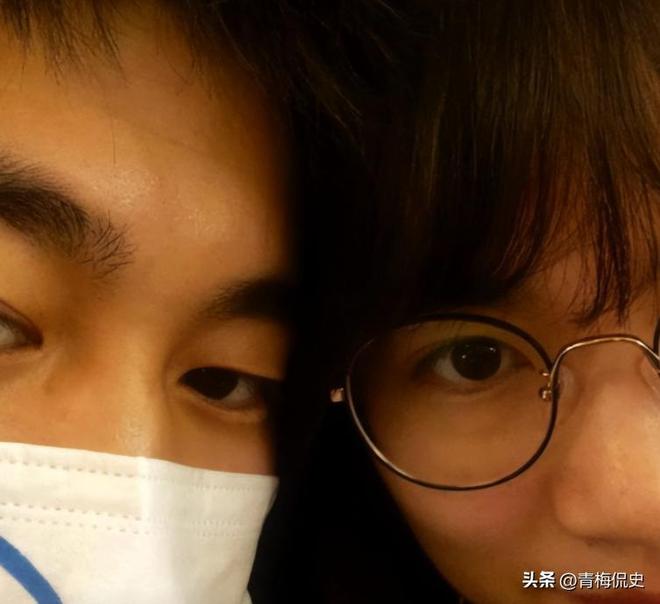 _跪爬哭诉女友被杀_女子跪求男友原谅