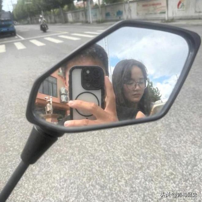 跪爬哭诉女友被杀_女子跪求男友原谅_