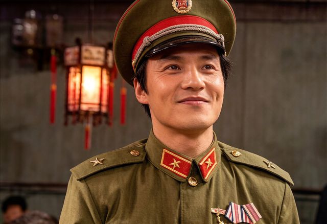 _1986年春晚，薄一波来到晚会现场为一对夫妻证婚，新郎是战斗英雄_1986年春晚，薄一波来到晚会现场为一对夫妻证婚，新郎是战斗英雄