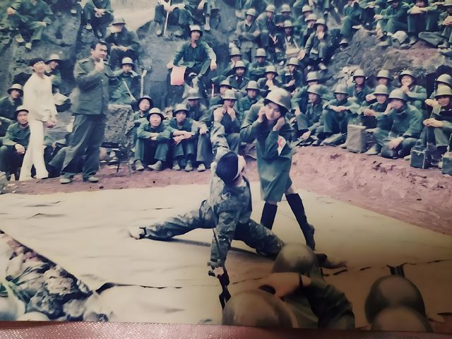 1986年春晚，薄一波来到晚会现场为一对夫妻证婚，新郎是战斗英雄__1986年春晚，薄一波来到晚会现场为一对夫妻证婚，新郎是战斗英雄