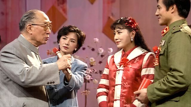 1986年春晚，薄一波来到晚会现场为一对夫妻证婚，新郎是战斗英雄_1986年春晚，薄一波来到晚会现场为一对夫妻证婚，新郎是战斗英雄_