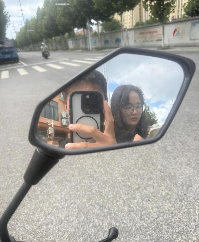 安徽男子跪行__女子跪求男友原谅