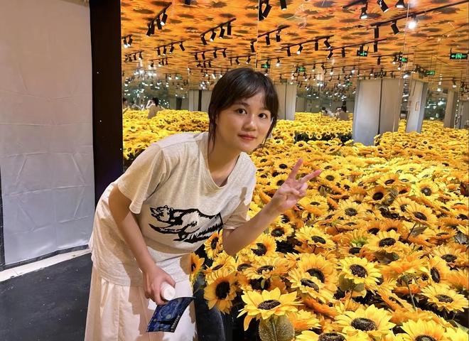 安徽男子跪行__女子跪求男友原谅