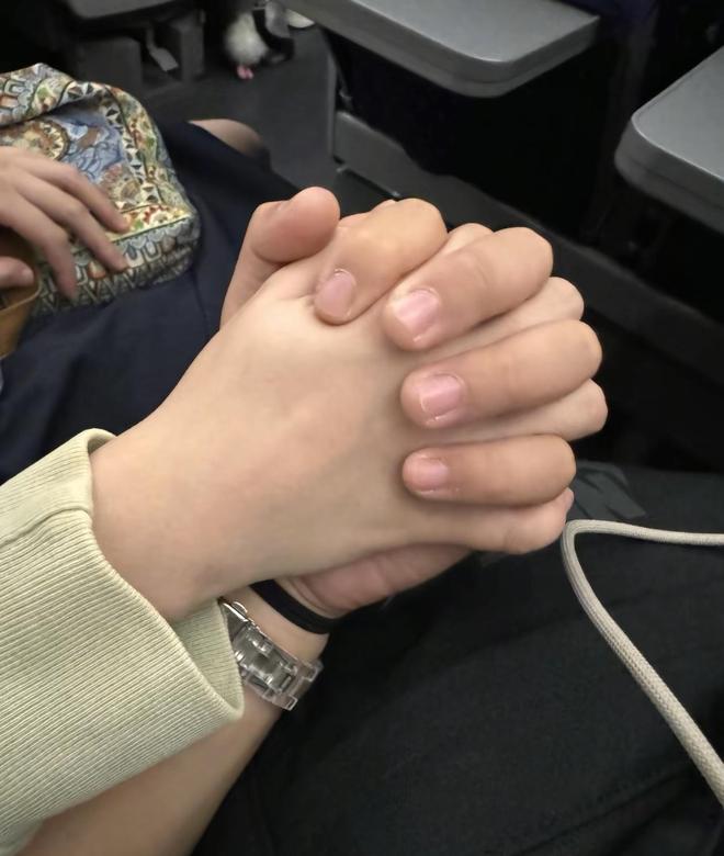 女子跪求男友原谅__安徽男子跪行