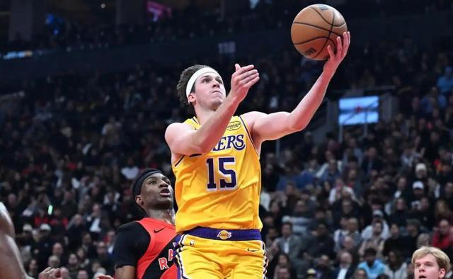 里夫斯该不该替补？ 比赛中保持两两搭配才是湖人的王道？