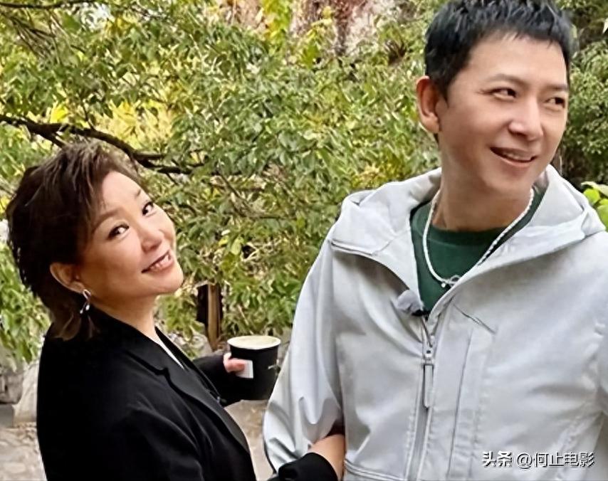 李静戴军街头牵手同框不到一周，恶心一幕发生，蔡明的话有人信了