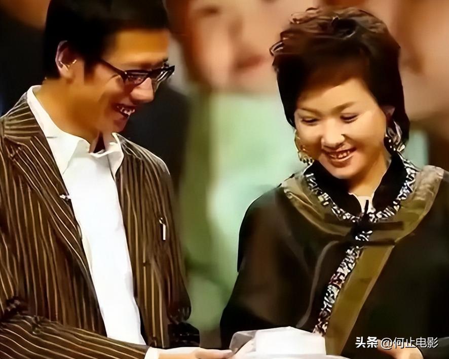 李静戴军街头牵手同框不到一周，恶心一幕发生，蔡明的话有人信了_李静戴军街头牵手同框不到一周，恶心一幕发生，蔡明的话有人信了_