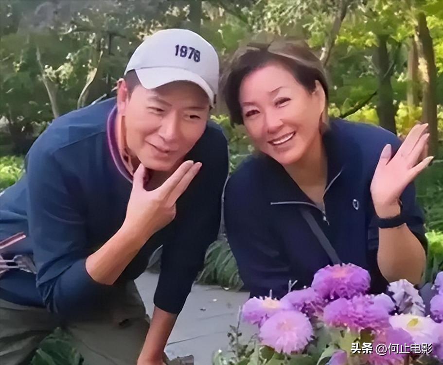 _李静戴军街头牵手同框不到一周，恶心一幕发生，蔡明的话有人信了_李静戴军街头牵手同框不到一周，恶心一幕发生，蔡明的话有人信了