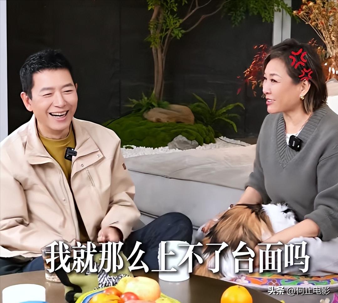 李静戴军街头牵手同框不到一周，恶心一幕发生，蔡明的话有人信了__李静戴军街头牵手同框不到一周，恶心一幕发生，蔡明的话有人信了