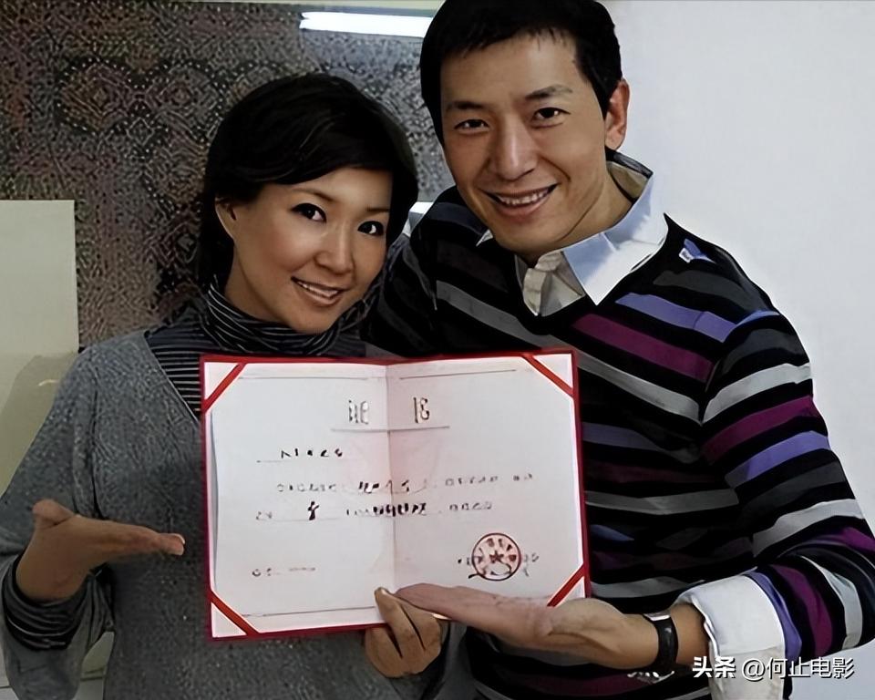 李静戴军街头牵手同框不到一周，恶心一幕发生，蔡明的话有人信了__李静戴军街头牵手同框不到一周，恶心一幕发生，蔡明的话有人信了