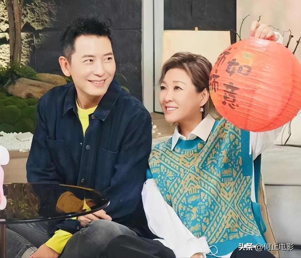 李静戴军街头牵手同框不到一周，恶心一幕发生，蔡明的话有人信了_李静戴军街头牵手同框不到一周，恶心一幕发生，蔡明的话有人信了_