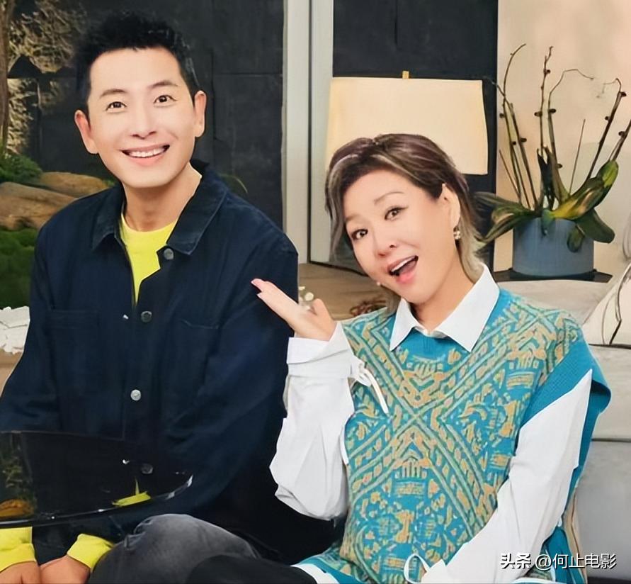 李静戴军街头牵手同框不到一周，恶心一幕发生，蔡明的话有人信了__李静戴军街头牵手同框不到一周，恶心一幕发生，蔡明的话有人信了