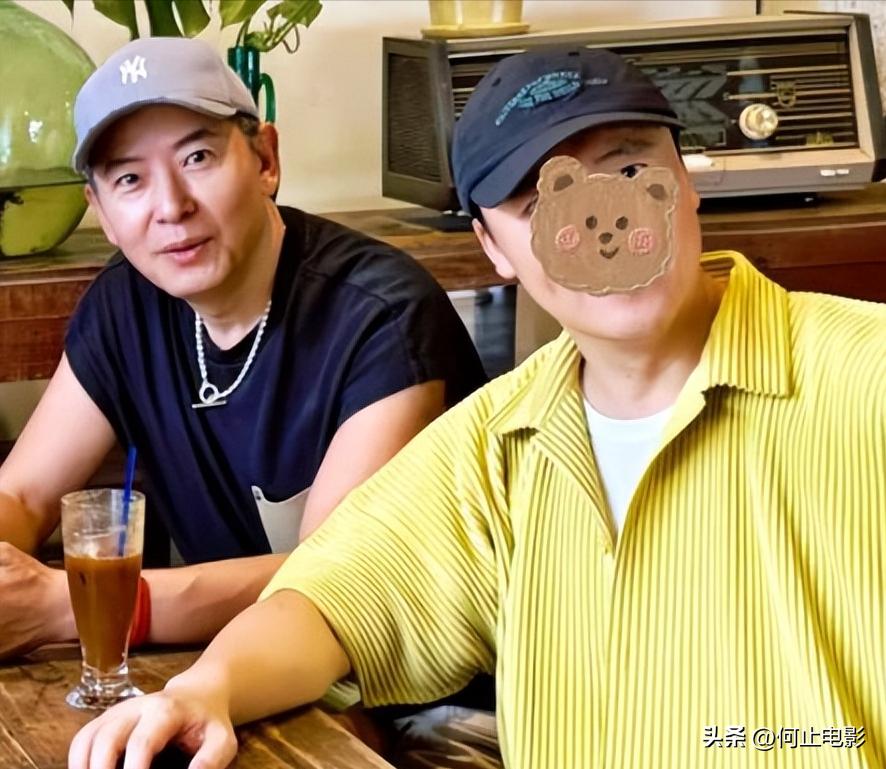 _李静戴军街头牵手同框不到一周，恶心一幕发生，蔡明的话有人信了_李静戴军街头牵手同框不到一周，恶心一幕发生，蔡明的话有人信了