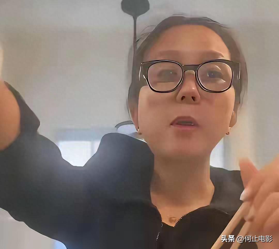 离婚多年何洁罕见谈起前夫，抱怨对方不给抚养费，目前生活艰难