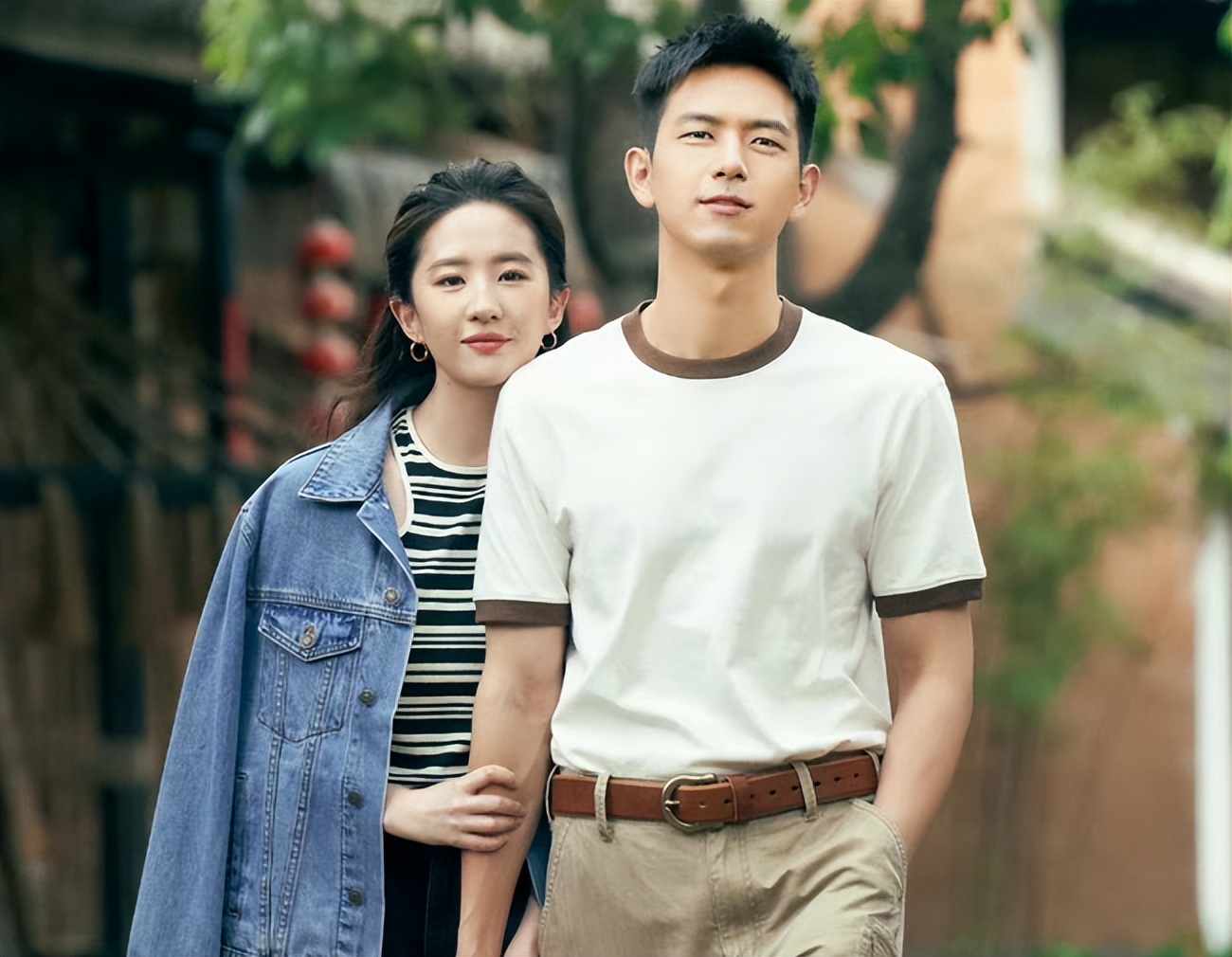 _刘亦菲把咖啡倒在了导演身上_刘亦菲身上有几个纹身