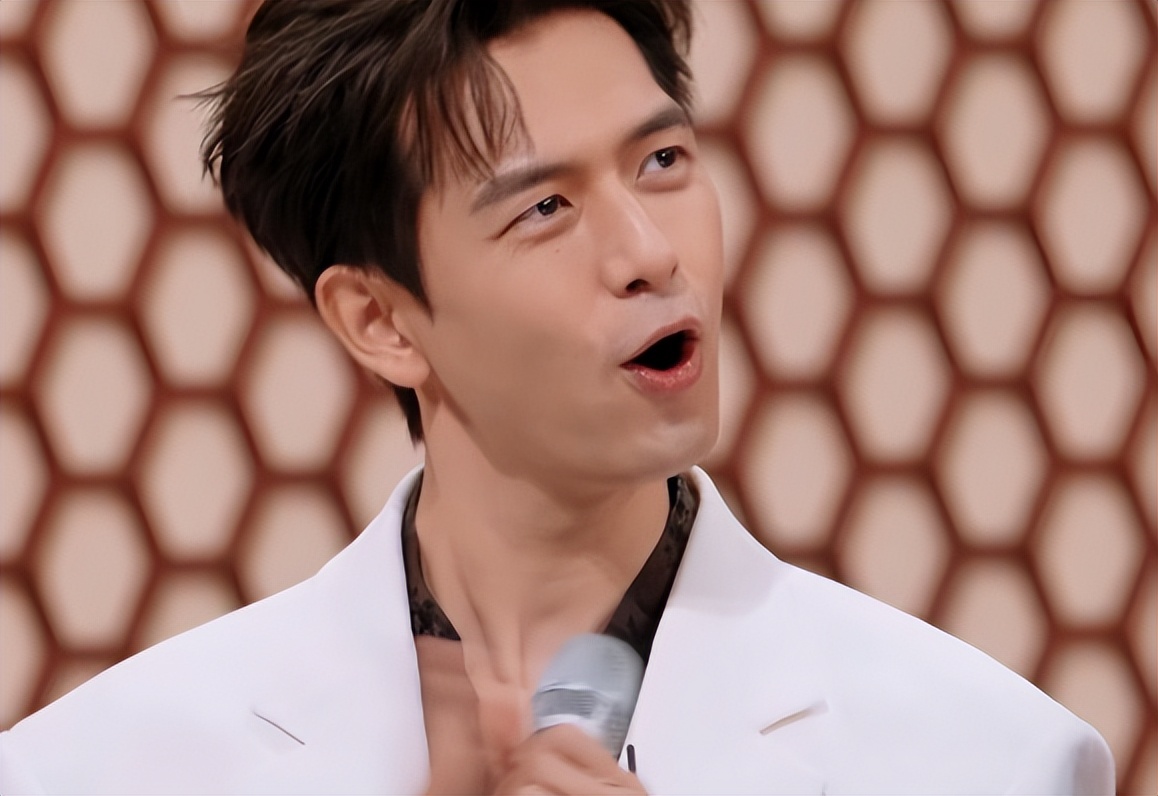 _刘亦菲把咖啡倒在了导演身上_刘亦菲身上有几个纹身