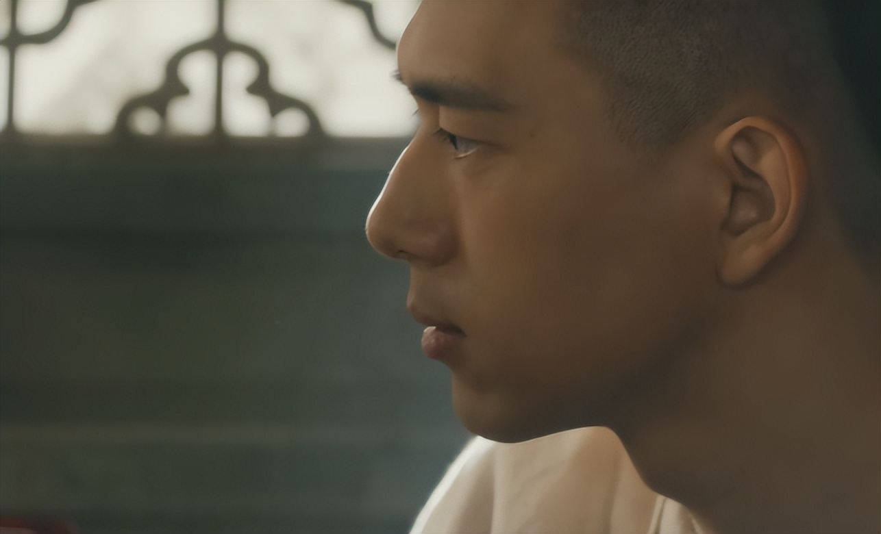 刘亦菲身上有几个纹身_刘亦菲把咖啡倒在了导演身上_