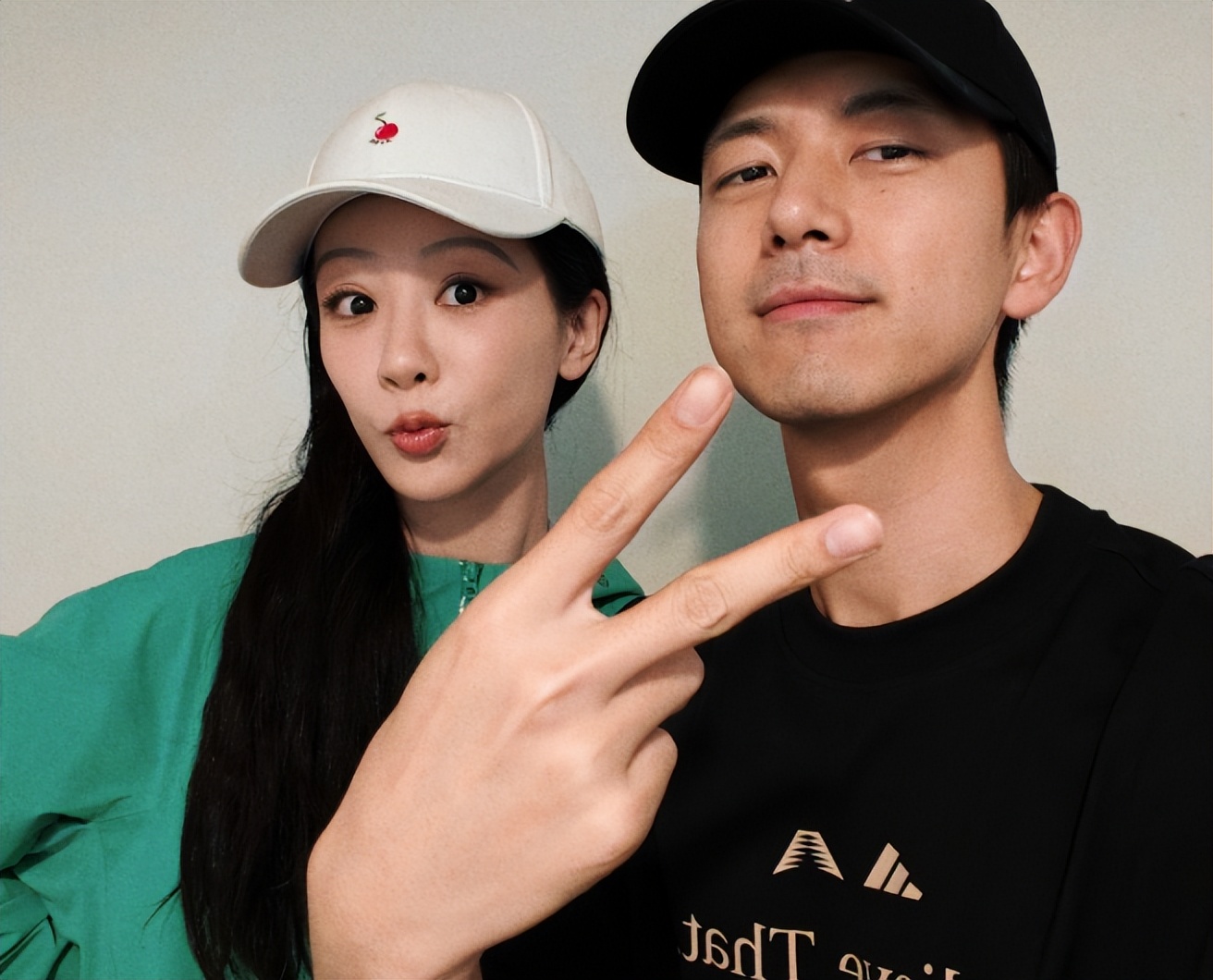 _刘亦菲身上有几个纹身_刘亦菲把咖啡倒在了导演身上