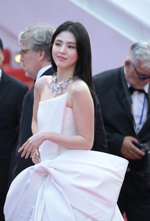 周冬雨戛纳电影节__周冬雨时装秀