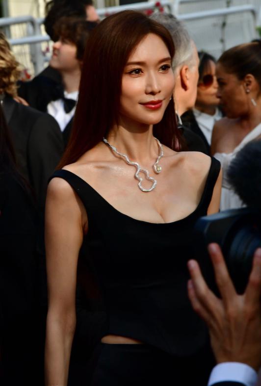 _周冬雨戛纳电影节_周冬雨时装秀