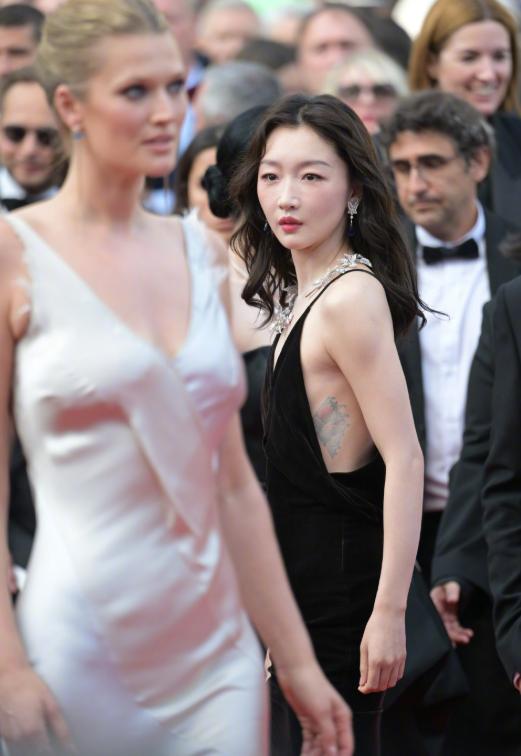 周冬雨时装秀_周冬雨戛纳电影节_