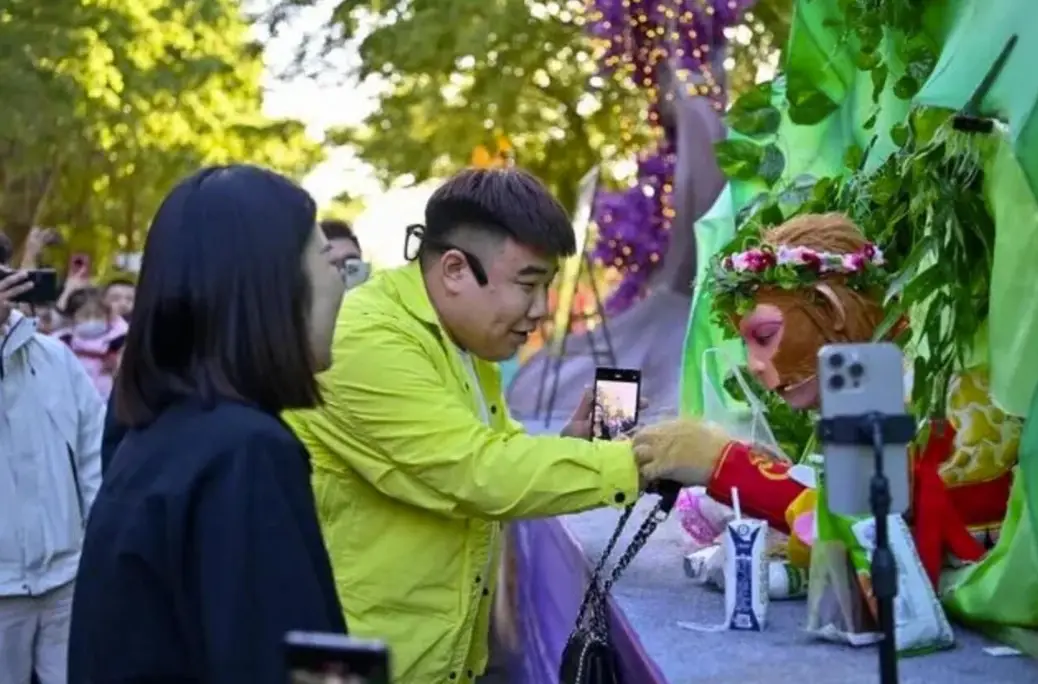 景区NPC成圈粉“利器”，让游客“入戏”还需做好哪些事__景区NPC成圈粉“利器”，让游客“入戏”还需做好哪些事