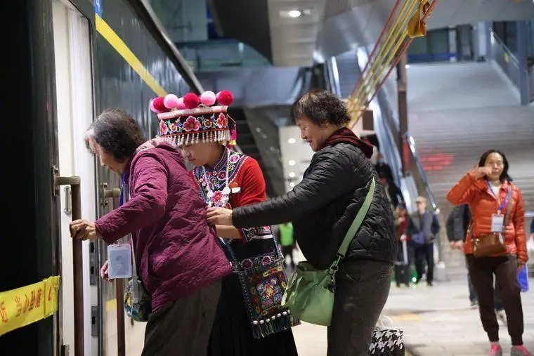 _昆铁旅服云南专列_云南铁路轨道学院