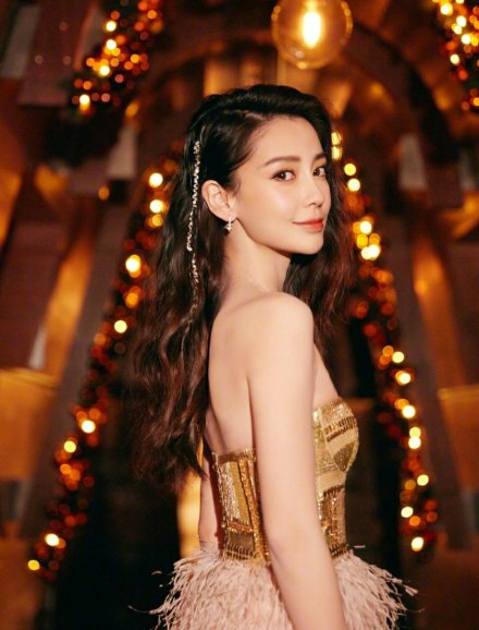 孙允珠白色低胸蓝裙__范冰冰低胸红裙