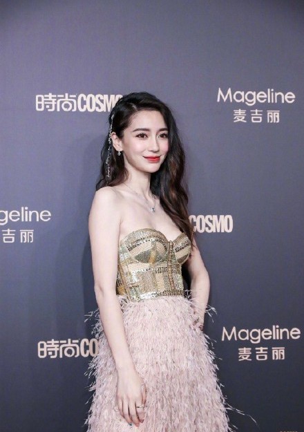 孙允珠白色低胸蓝裙__范冰冰低胸红裙