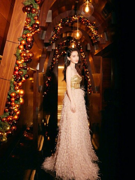 范冰冰低胸红裙__孙允珠白色低胸蓝裙