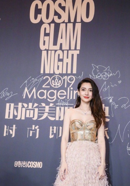 孙允珠白色低胸蓝裙__范冰冰低胸红裙