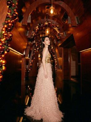 范冰冰低胸红裙_孙允珠白色低胸蓝裙_