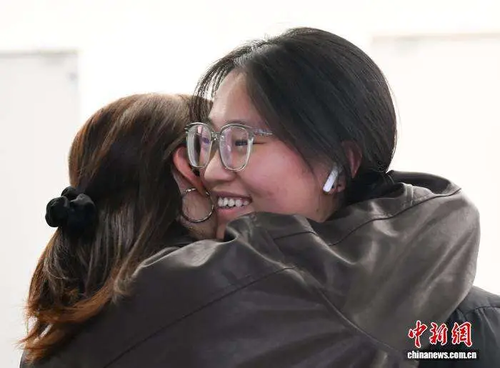 迪拜至杭州有限恢复航班运营 首班旅客顺利返乡