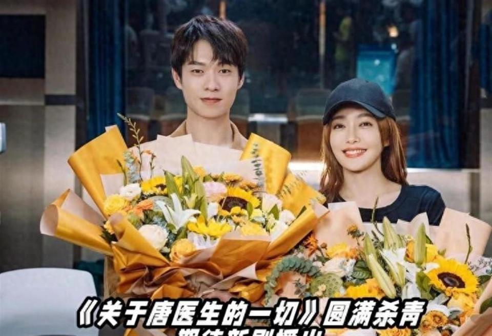 没分手！秦岚与好友聚餐心情大好，深夜回魏大勋家，两人感情稳定