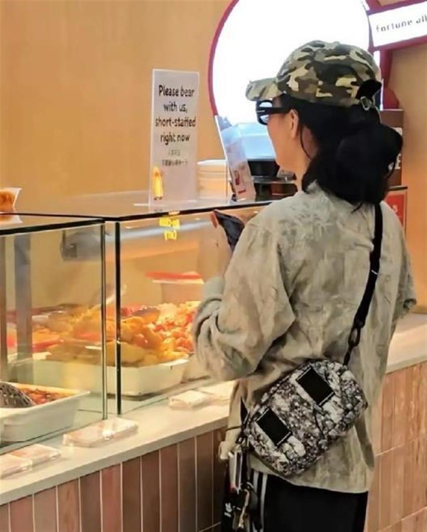 张柏芝在澳洲晒玫瑰花，靠在大儿子身上撒娇，给孩子们做美食