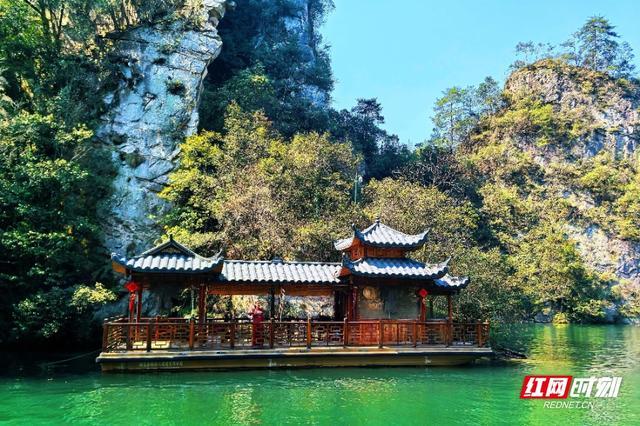 春游宝峰湖：泛舟高峡平湖 醉享春日画卷