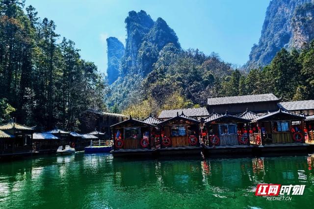 _春游宝峰湖：泛舟高峡平湖 醉享春日画卷_春游宝峰湖：泛舟高峡平湖 醉享春日画卷