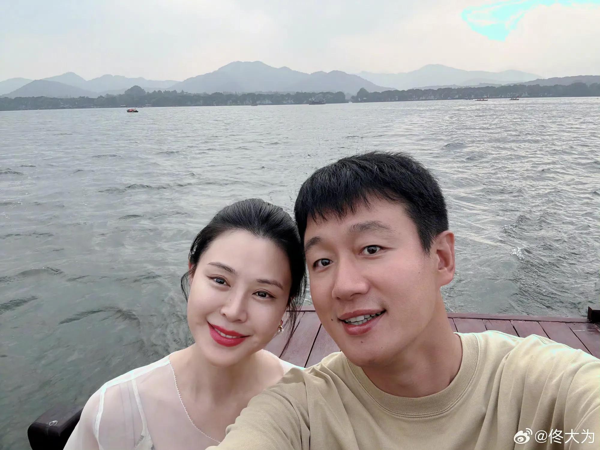 董璇去关悦家中做客为其庆生，闺蜜俩感情超好，佟大为全家福曝光__董璇去关悦家中做客为其庆生，闺蜜俩感情超好，佟大为全家福曝光