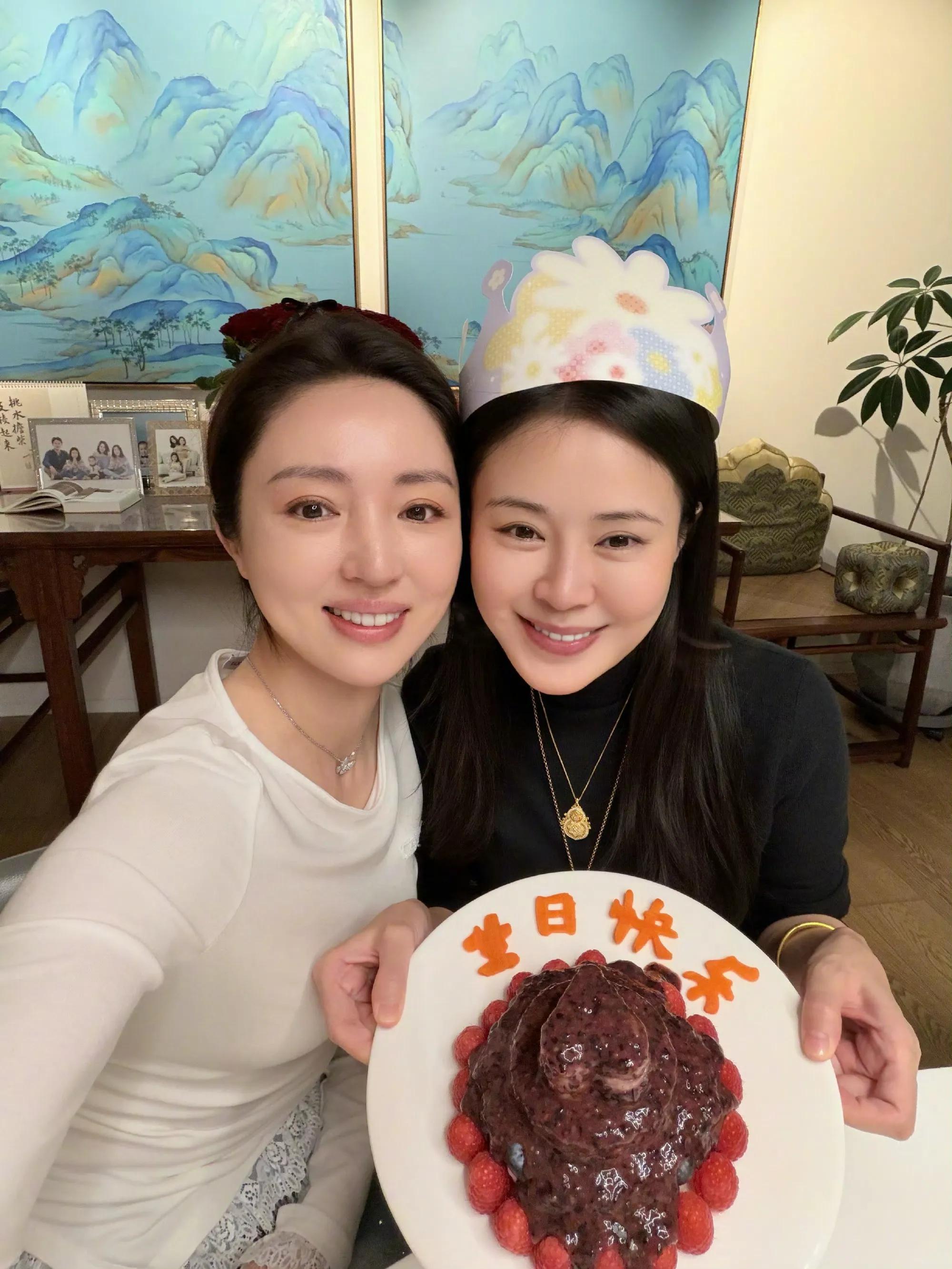 _董璇去关悦家中做客为其庆生，闺蜜俩感情超好，佟大为全家福曝光_董璇去关悦家中做客为其庆生，闺蜜俩感情超好，佟大为全家福曝光