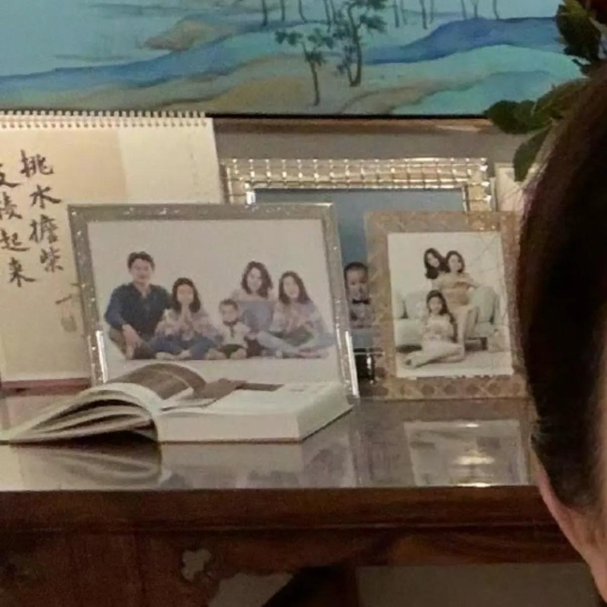 董璇去关悦家中做客为其庆生，闺蜜俩感情超好，佟大为全家福曝光__董璇去关悦家中做客为其庆生，闺蜜俩感情超好，佟大为全家福曝光