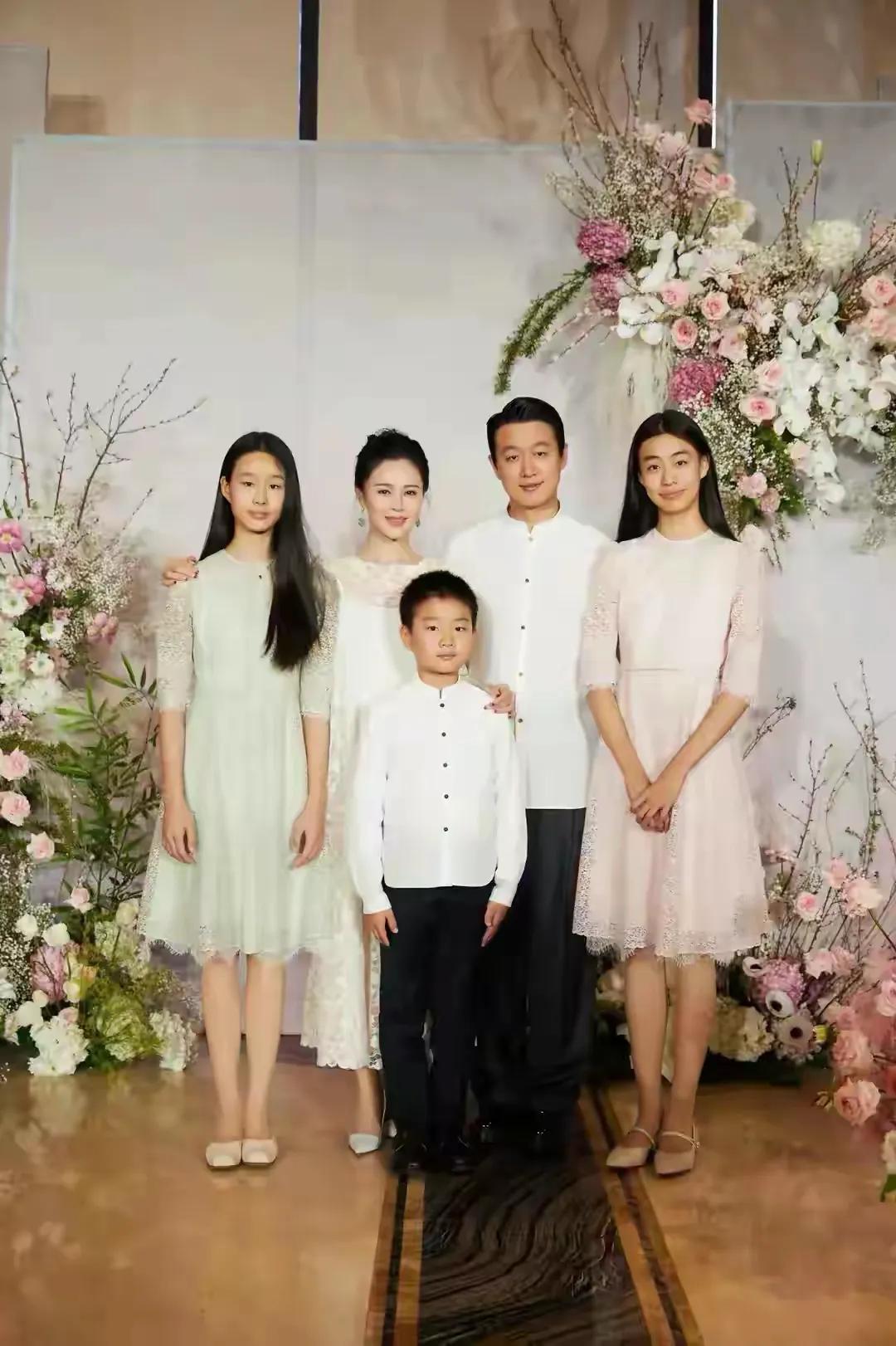 董璇去关悦家中做客为其庆生，闺蜜俩感情超好，佟大为全家福曝光__董璇去关悦家中做客为其庆生，闺蜜俩感情超好，佟大为全家福曝光